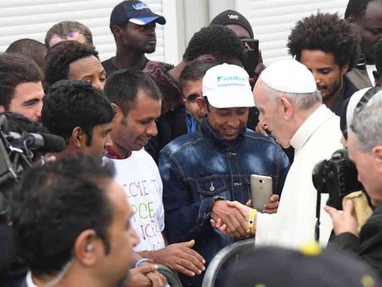 La preghiera del Papa per i migranti: «Siamo la Tua Chiesa pellegrina»