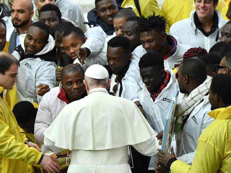 Papa Francesco: «Nei migranti assetati e provati incontriamo il Signore»