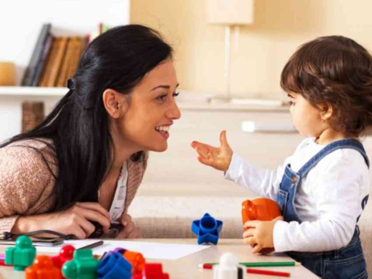 «Se il piccolo parla male ripeti tre volte. E niente smartphone»