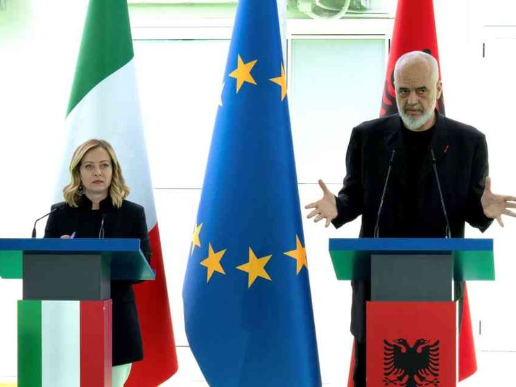Meloni in Albania: i centri per i migranti apriranno ad agosto