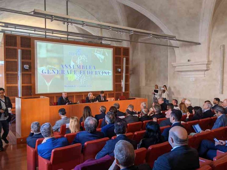 Boom di export in 20 anni per vino, spiriti e aceti