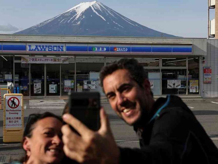 Luoghi imperdibili diventati invivibili: i giapponesi protestano