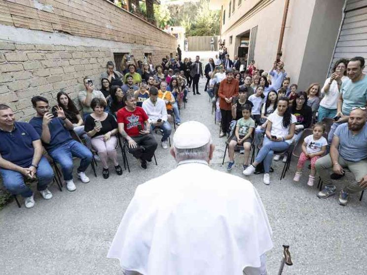 Il Papa in un condominio romano: proteggiamo la famiglia