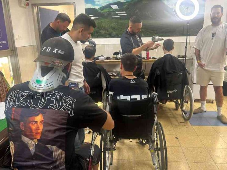 Il dj che porta la musica ai soldati feriti. «Cerchiamo di trovare un senso»