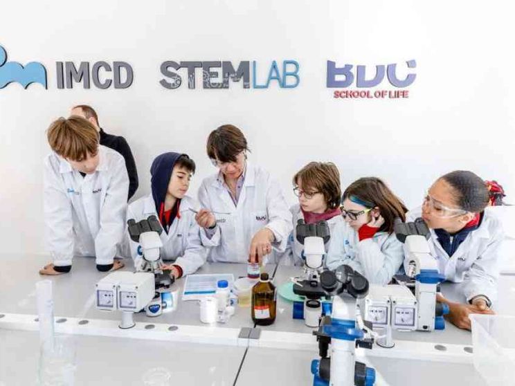 Così si avvicinano i giovani al mondo della chimica