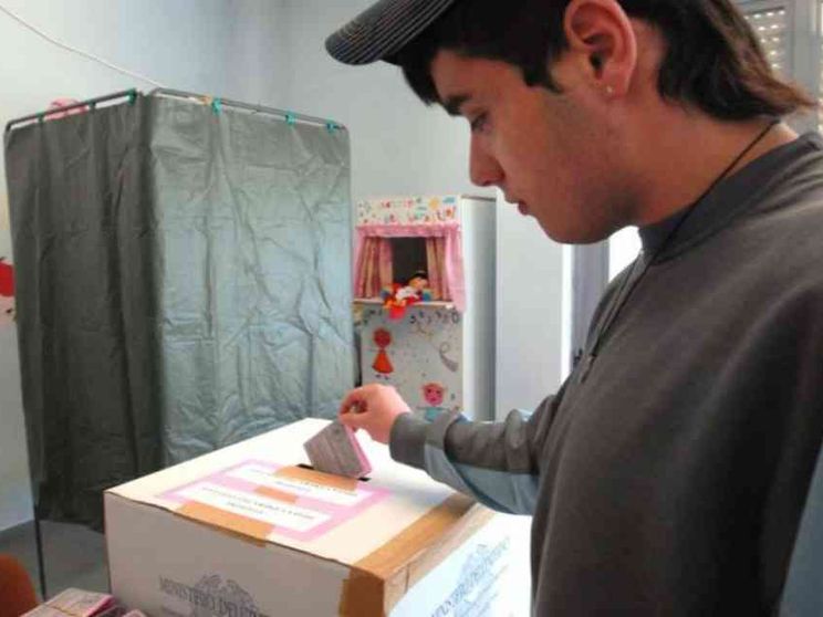 «Cari mamma e papà, alle Europee votate così»