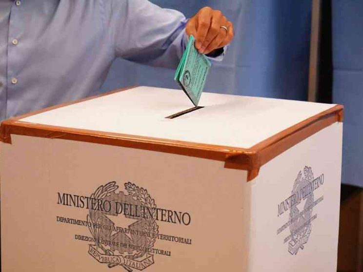 Bari e Firenze verso il ballottaggio, a Cagliari avanti il campo largo