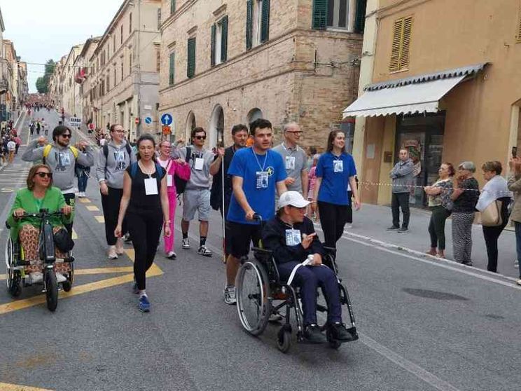 Alla Macerata-Loreto camminando insieme ai disabili