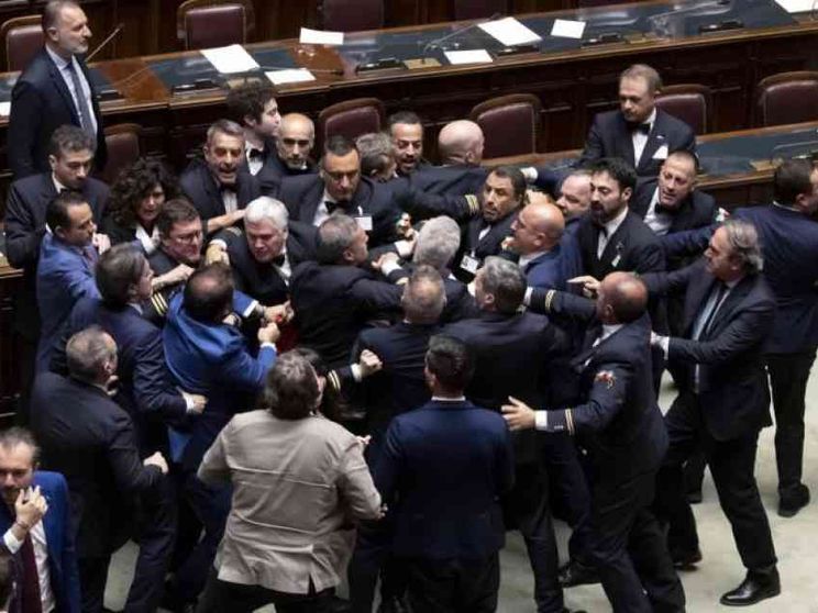 Pugni alla Camera sull'autonomia. Le opposizioni: «È una destra squadrista»