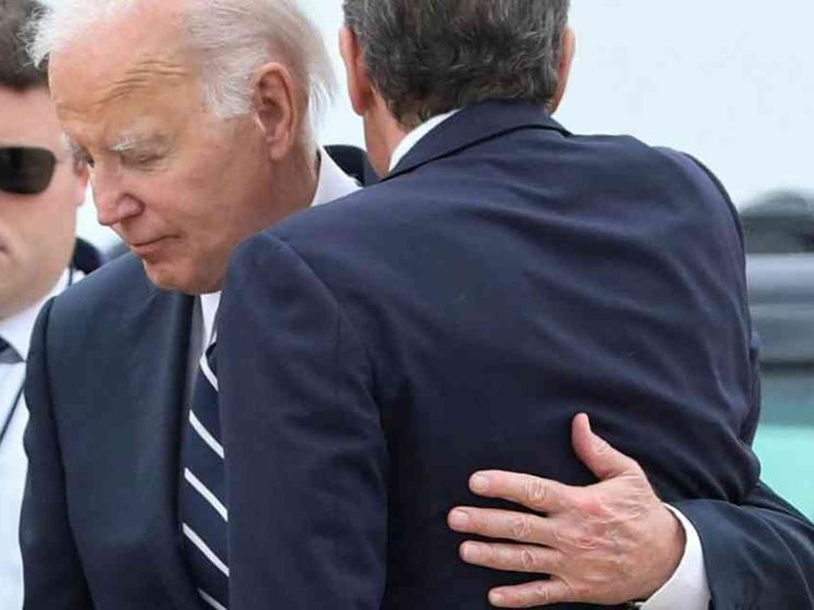 Il figlio di Biden condannato. E la foto dell'abbraccio fa il giro del web