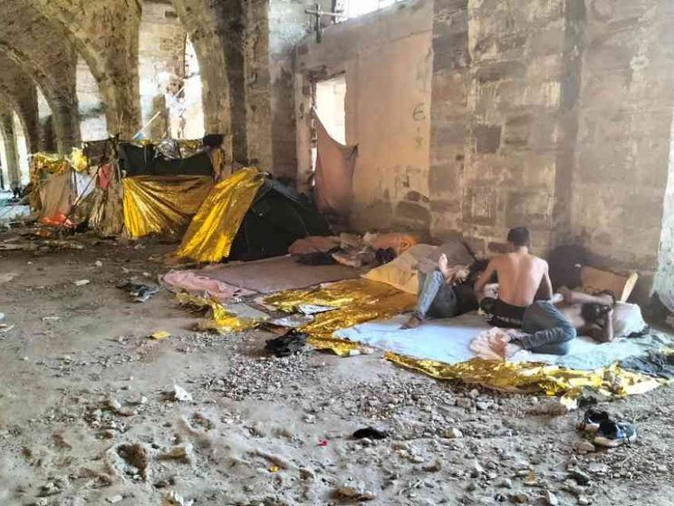 Chiude il Silos dei migranti. Il vescovo: «Un luogo indegno. Ora soluzioni»