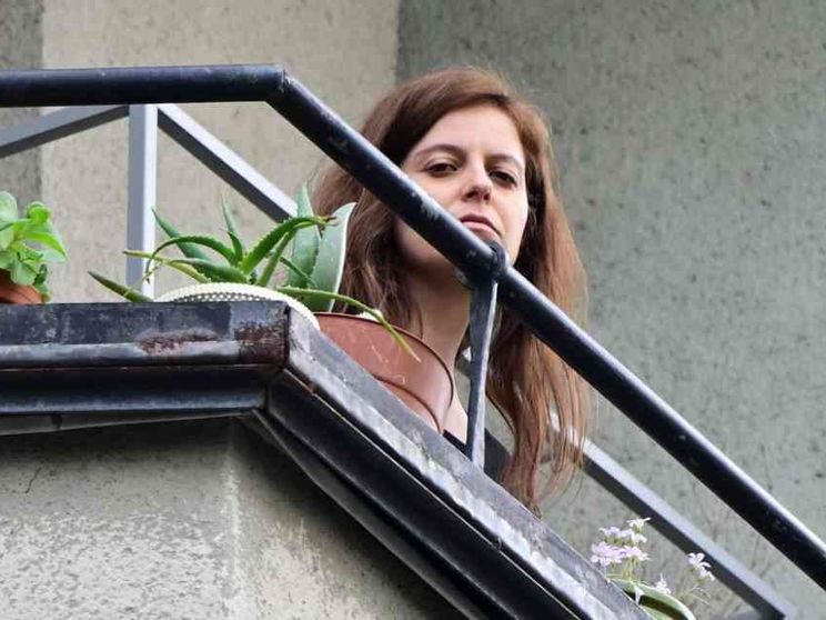 Ilaria Salis, via il braccialetto. Ora è libera di tornare in Italia