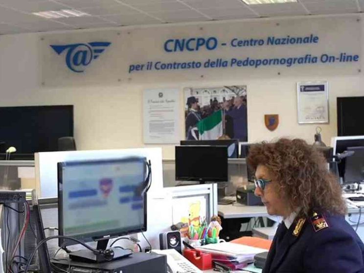 Lo speaker, gli adescamenti online: il caso che scuote Rtl 102.5