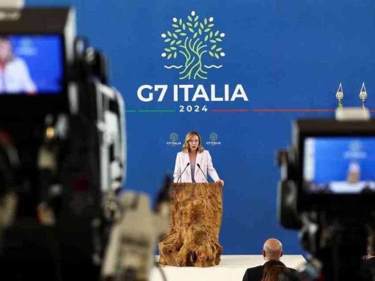 Meloni: «L'Ue riconosca il ruolo dell'Italia». Ma Scholz: «È di estrema destra»