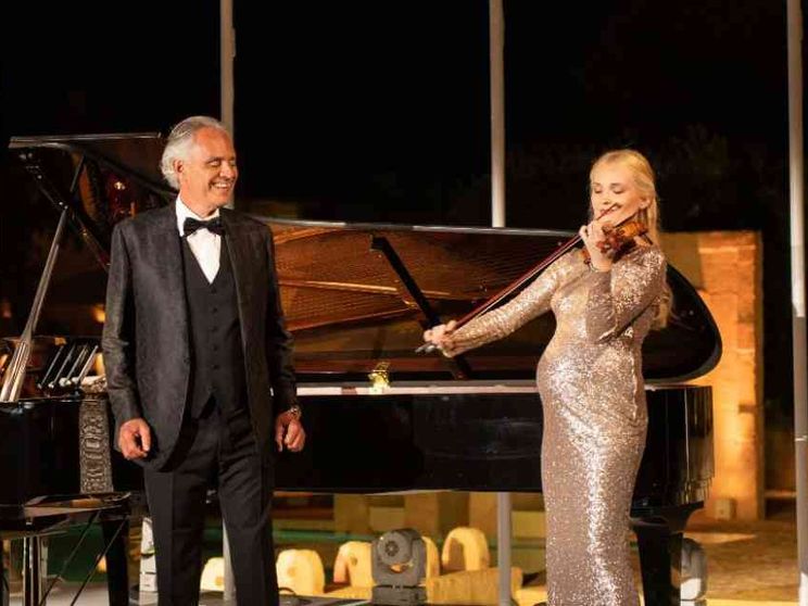 Petryshak, la violinista (incinta) in concerto con Bocelli: "Sogno la pace"