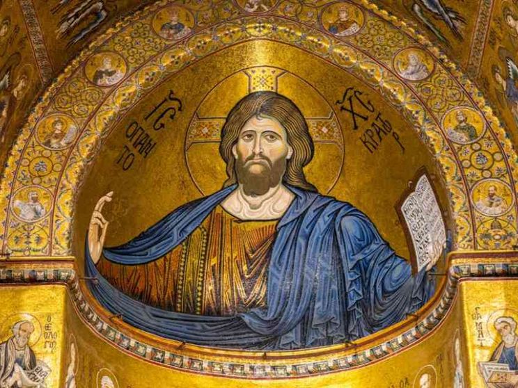 L'oro di Monreale che brilla con il volto del Cristo benedicente
