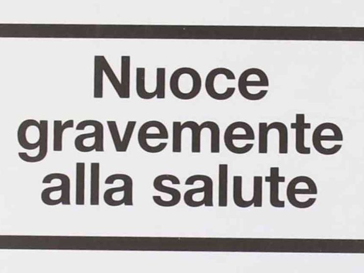 «Nuoce gravemente alla salute». Il social network come le sigarette