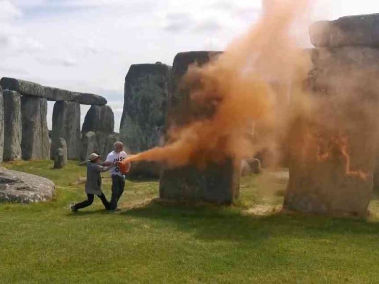 Ecoattivisti attaccano e imbrattano il sito di Stonehenge