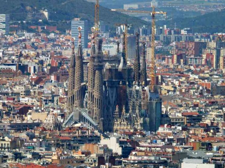 Barcellona vieterà gli affitti turistici: «Svuotano la città di residenti»