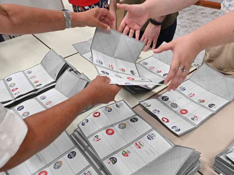 Ballottaggi, si vota fino alle 15. Ieri affluenza bassa: al 37%