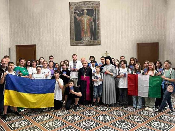 L’abbraccio dell’arcivescovo Delpini ai ragazzi ucraini: «Insieme per la pace»