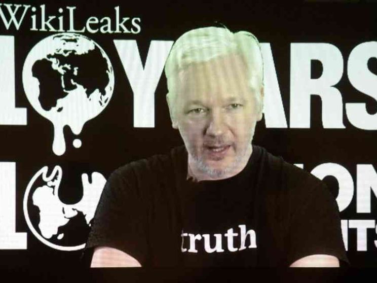 Chi è Julian Assange e di quali reati era accusato