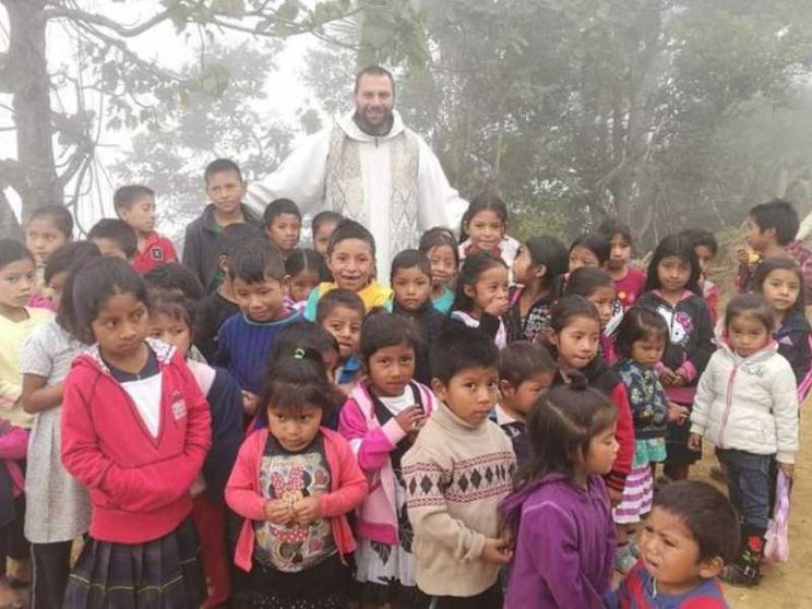 Da Napoli al Guatemala, l'opera di padre Angelo con i bimbi maya