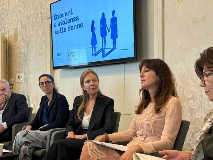 Le ragazze hanno più paura: sei su dieci temono di subire una violenza fisica