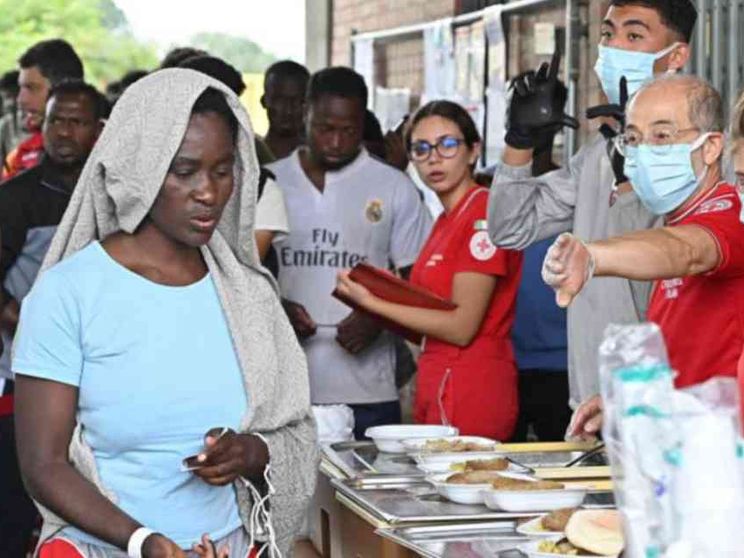 Giro di vite sui migranti che lavorano: fuori dal sistema dell’accoglienza
