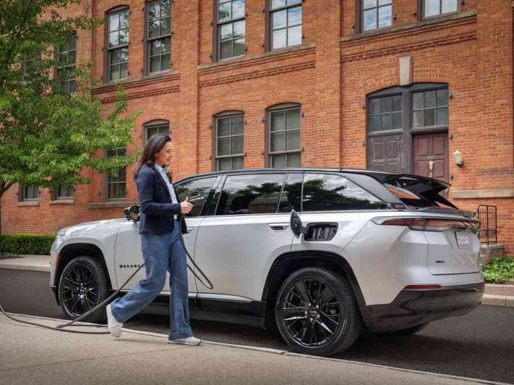 Wagoneer S, parte la sfida di Jeep a Tesla