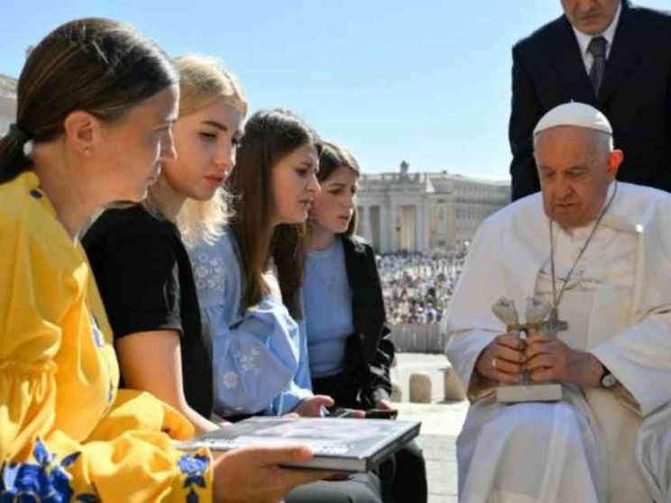 Madri e mogli dei prigionieri ucraini dal Papa. «Tornino da noi dalla Russia»