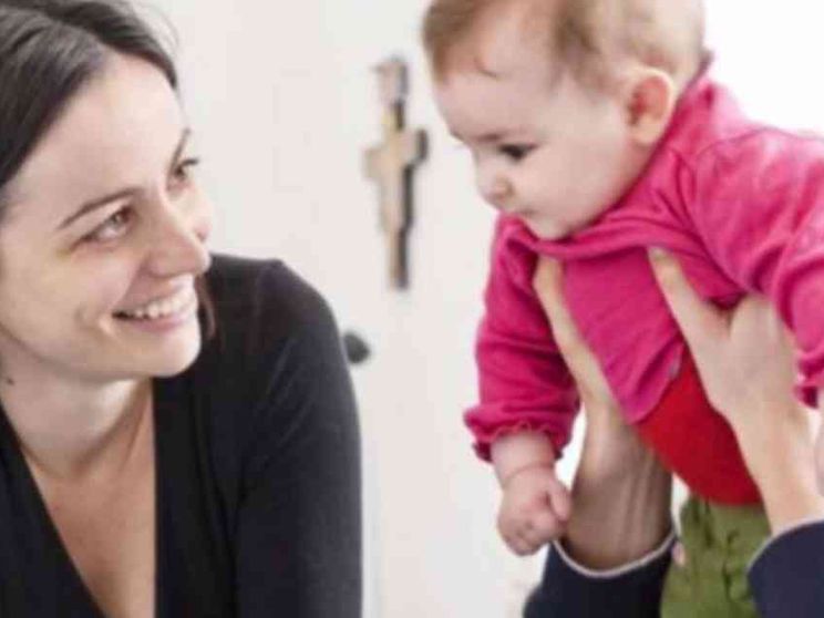 L’insostenibile costo di avere un figlio: a carico anche se lavora