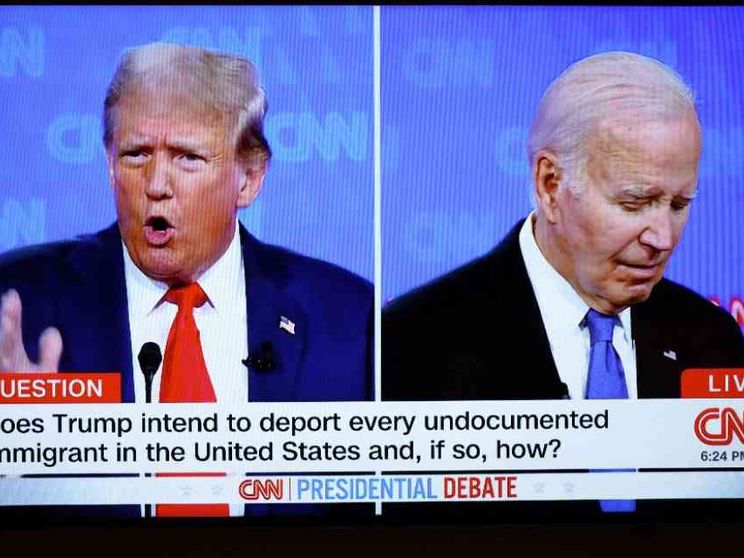 Le cravatte, le doppie inquadrature. I dettagli di una commedia trash