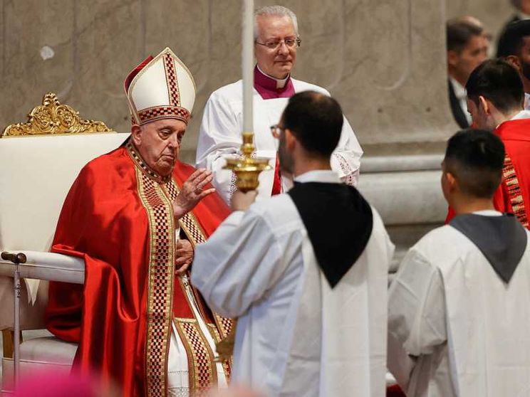Il Papa: «La Chiesa e la società abbiano le porte aperte»