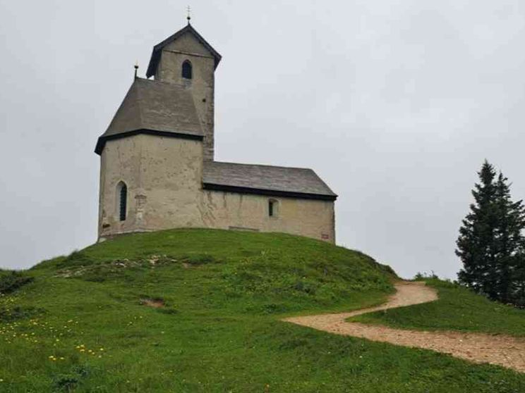 Monte San Vigilio, sul Sentiero della fede uniti da un filo di Lana