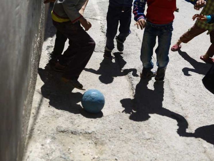 Lite per un pallone finisce a insulti razzisti. E diventa un caso politico