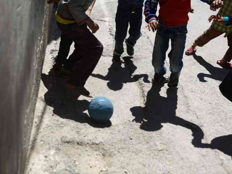 Lite per un pallone finisce a insulti razzisti. E diventa un caso politico