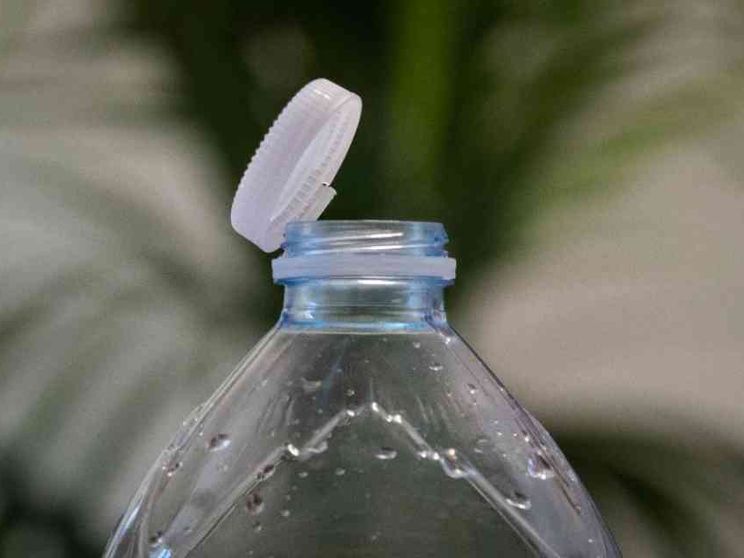 La direttiva europea (che fa litigare) sui tappi di plastica