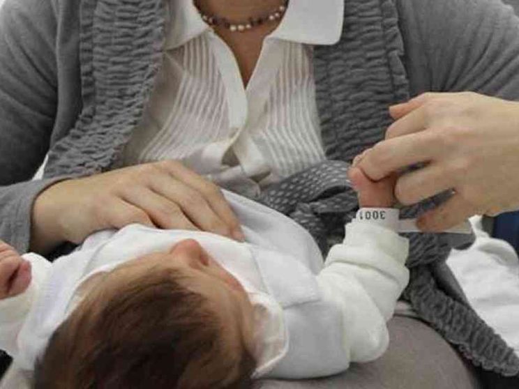 FI lancia il reddito di maternità