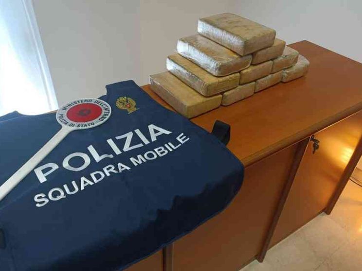 La droga si ordina dall'app del telefonino, come fosse una pizza