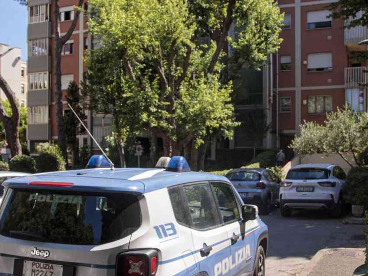 Si getta dal tetto col figlio, tragedia a Rimini