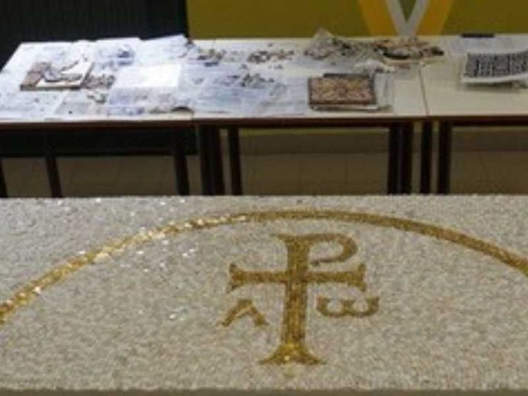 I mosaici dei detenuti sull'altare di papa Francesco