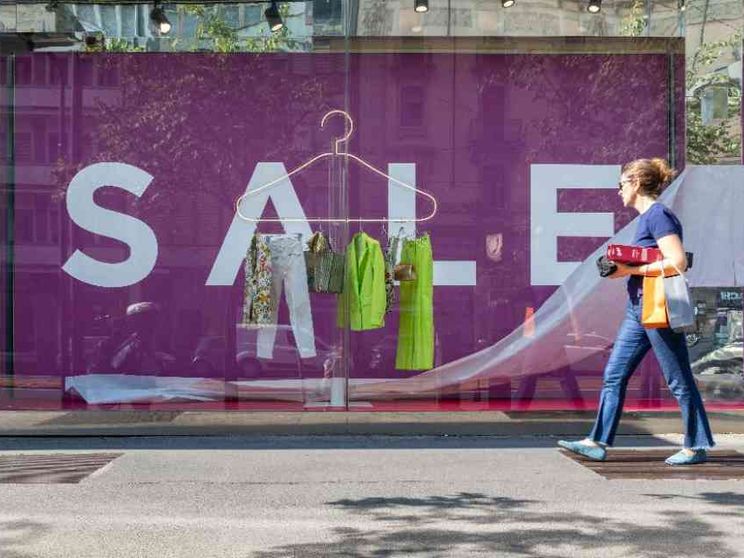 Saldi, 15 milioni di famiglie pronte agli acquisti. Spesa media: 202 euro