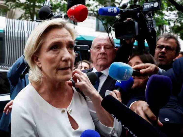 Francia al ballottaggio, Le Pen rincorre la maggioranza. Rischio di disordini