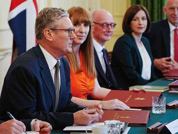 Il programma di Starmer: stop al piano migranti in Ruanda. Due donne al vertice