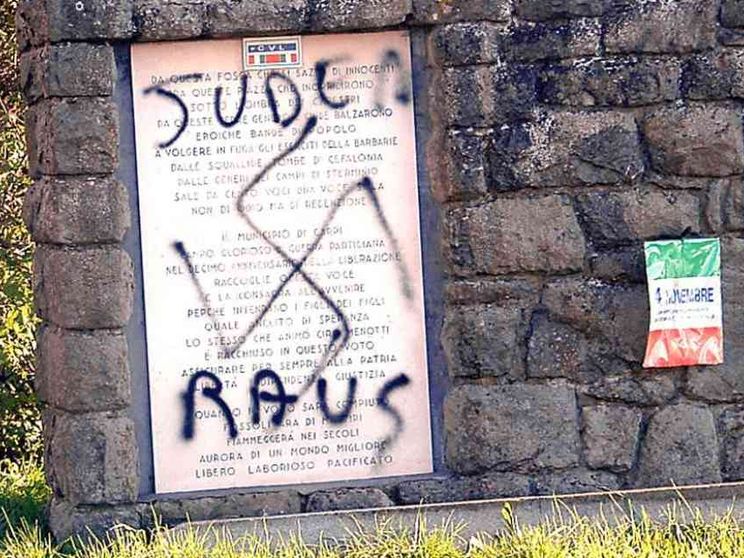 «Il vostro posto è nei forni». Il delirio antisemita corre sul web