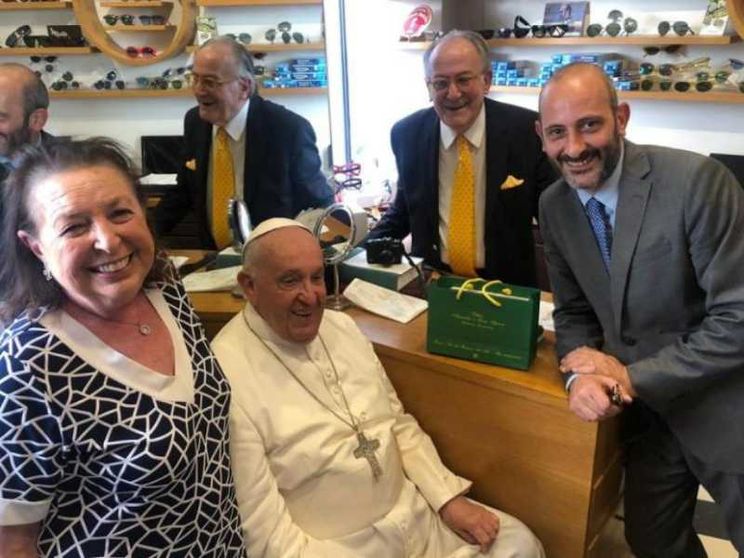 Papa Francesco torna a rifarsi gli occhiali. «Così abbiamo scherzato in negozio»