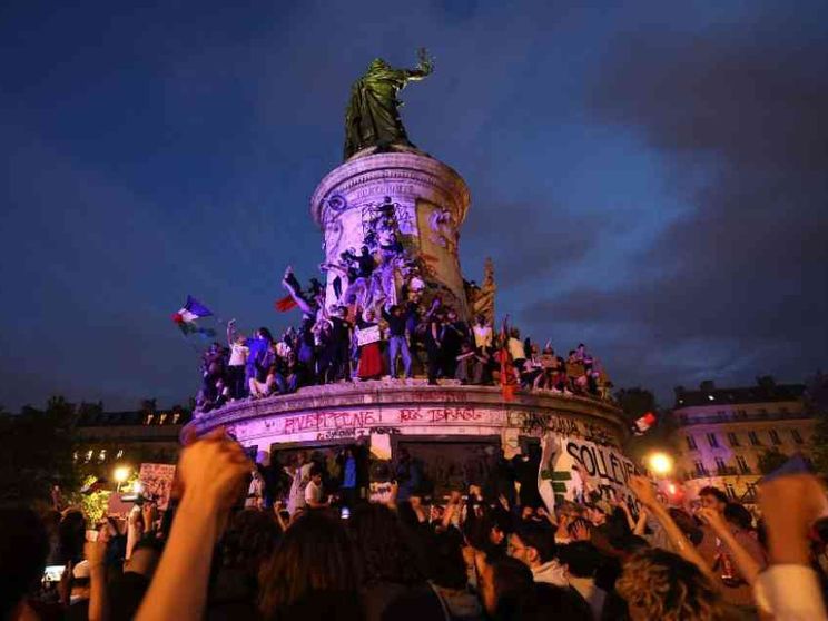 Rovesciati i pronostici: vince la sinistra, Le Pen solo terza