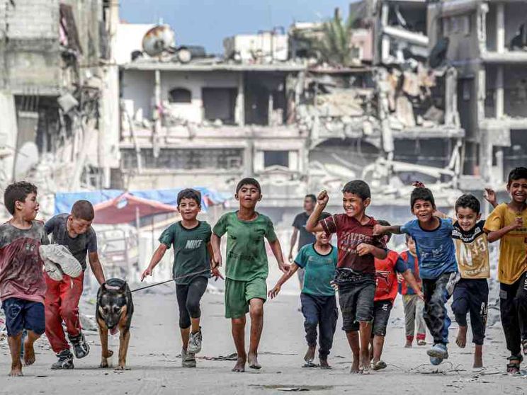 «Colpita la parrocchia di Gaza» E al Cairo si tratta sugli ostaggi