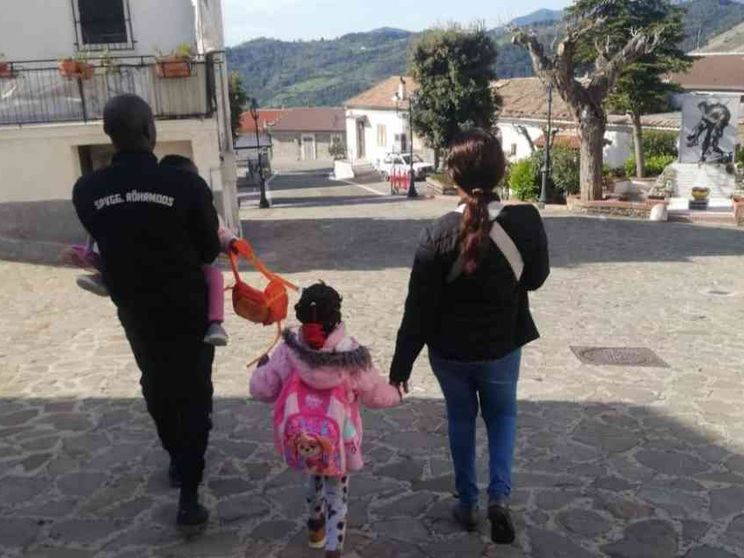 I migranti salvano i piccoli paesi spopolati. Così tutelano classi e negozi